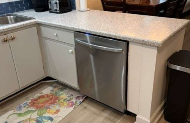 **FREE GOLF**CHARMING - FURNISHED SEASONAL RENTAL**2 BEDS/2 BATHS**NEAR DOWNTOWN NAPLES** Gallery 3