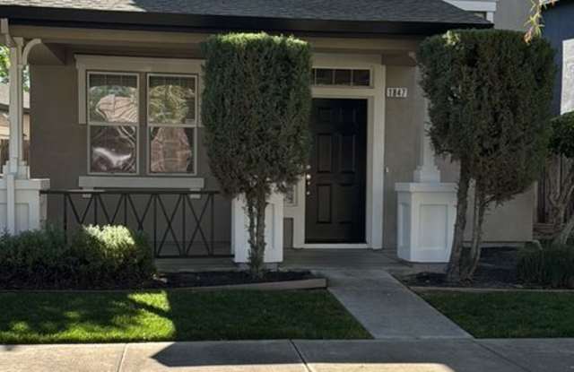 Beautiful and spacious 4 bedroom/ 2.5 bathroom home photos photos