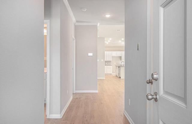 Spacious Never Lived In 4 Bedroom - 2 Bath - No Carpet Gallery 3