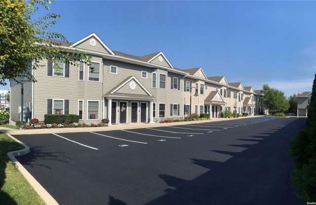 160 Travis Street - 160 Travis Street, Lindenhurst, NY 11757