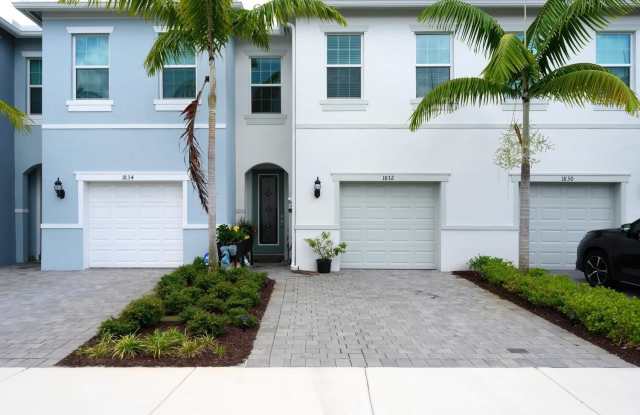 1832 SE Roxy Way photos photos