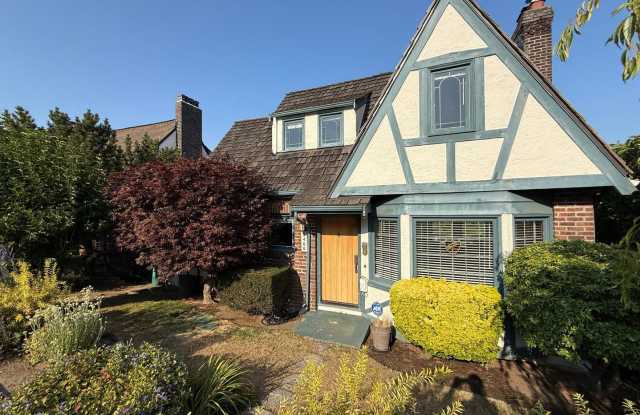 Amazing Magnolia 2 Bedroom + Den with Downtown Views Gallery 1
