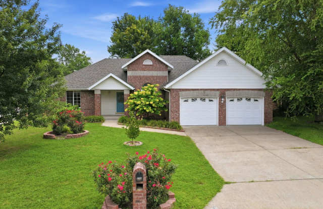 3 Bedroom | 2 Bathroom | 2 Car Garage | Springfield MO | Fenced Back Yard! Gallery 1