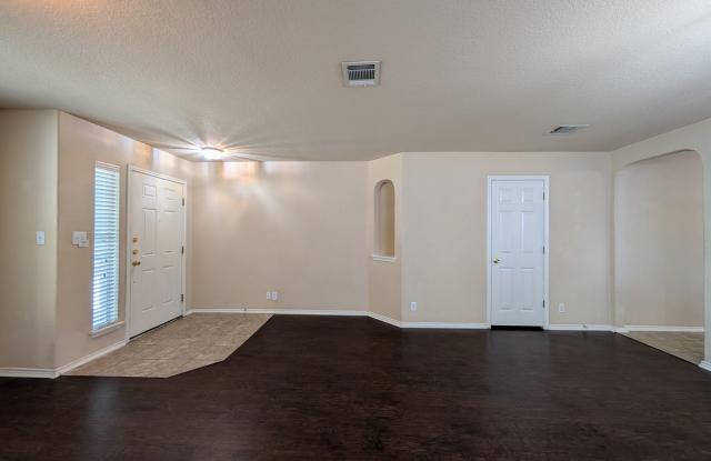 3 Bedroom in Dove Crossing / Extra Dining or Living Space / Community Pool / NBISD *2 weeks free rent* Gallery 4