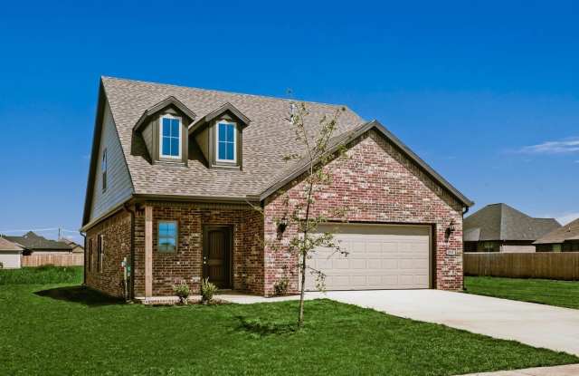 GREAT BENTONVILLE LOCATION - LARGE WALK-IN CLOSETS - HARDWOOD FLOORS - 803 Southwest Oakshire Road, Bentonville, AR 72712