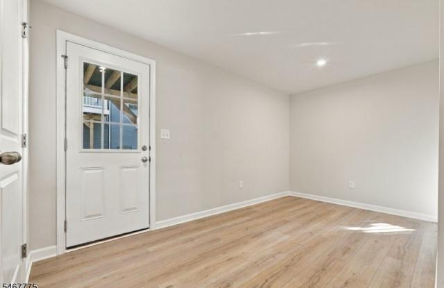 10 Limestone Blvd Gallery 4