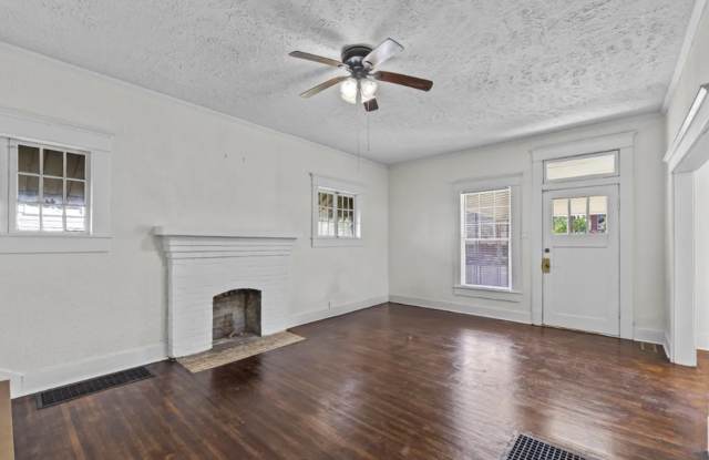 Charming 3 Bed, 2 Bath Midtown Home with Huge Fenced Backyard! Gallery 3