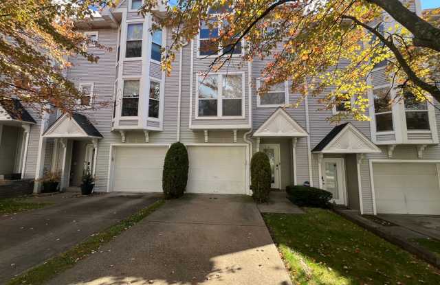 Beautiful 3 Bed/ 3 Bath Townhome in Private cul-de-sac in Shadyside! photos photos