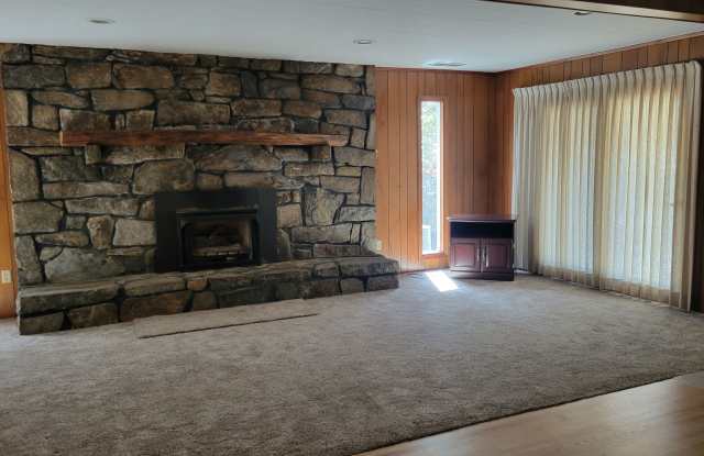 3/1.5 home for rent close to downtown Sylva Gallery 4