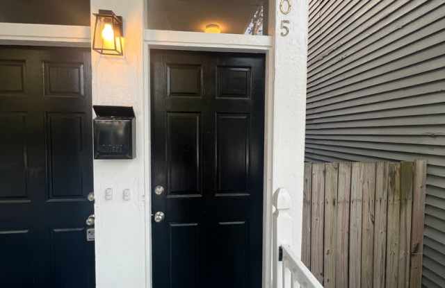 Charming Historic Duplex In the Heart if Savannah's Historic District Gallery 3