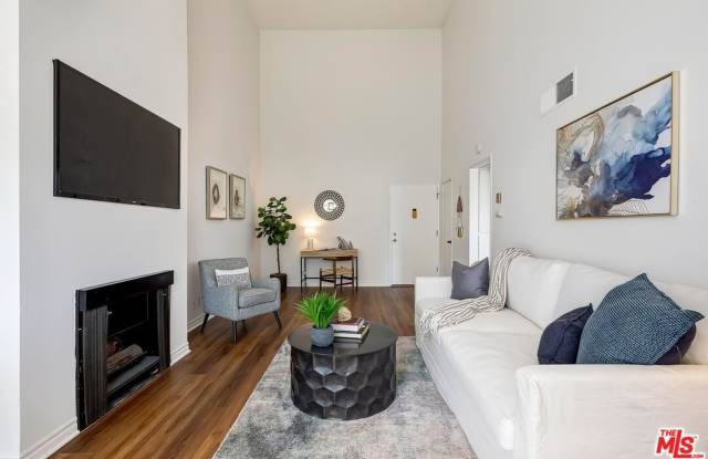 Beautiful 1 bed 3rd floor (top) condo in lakeside community in Culver City Gallery 4