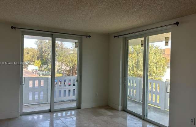 919 Hillcrest Dr photos photos