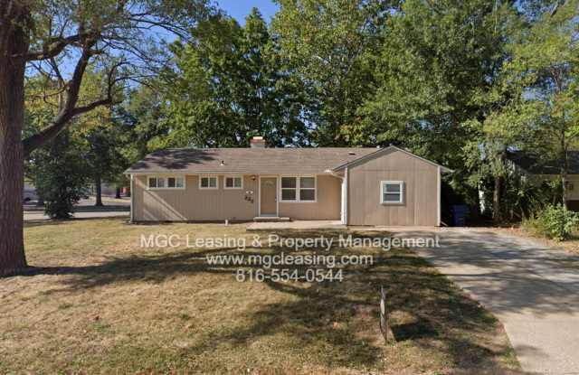 Charming Corner Lot Home for Rent in Lee's Summit Gallery 1