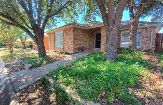 6 month lease!! Beautiful and spacious 2 bedroom, 2 bath home AVAILABLE NOW! - 4553 Shingle Oak Lane, San Angelo, TX 76904