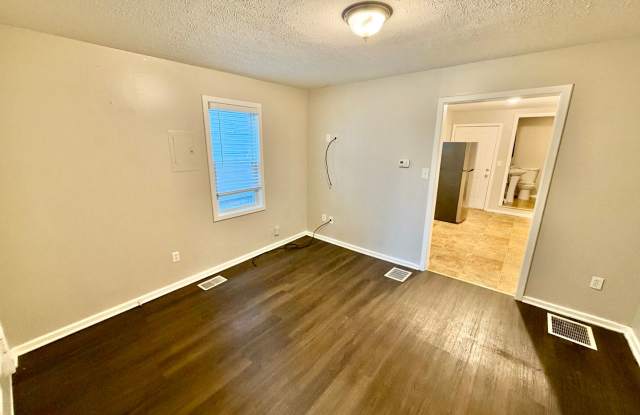 1349 S Preston St - 1 Bedroom Plus Bonus Room House in Shelby Park, Fenced Yard, Off-Street Parking, Pets OKAY! Gallery 4