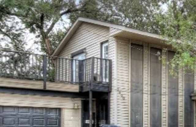 Modern semi-attached 3-Bedroom Home with Spacious Deck Near Penn Square Mall! photos photos
