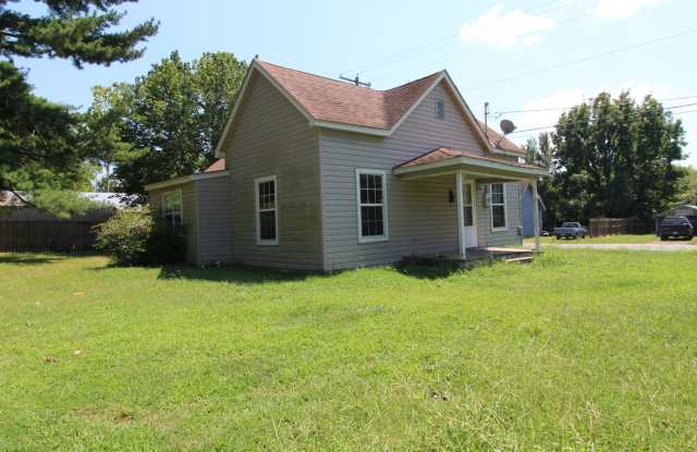 Charming  Convenient 2 bedroom 1 bathroom - 549 South Cherokee Avenue, Tahlequah, OK 74464