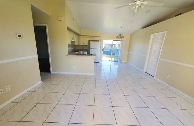Charming 3-bedroom, 2-bathroom Single Family Home MOVE IN SPECIAL 50% OFF FIRST MONTH! Gallery 4