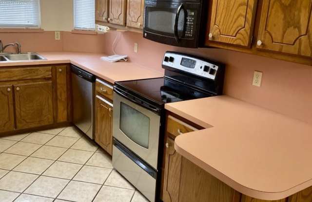 Storm Shelter! 3 bed 2 bath 2 car garage home for rent in Edmond near 15th and Santa Fe, dead end quiet street. Gallery 3