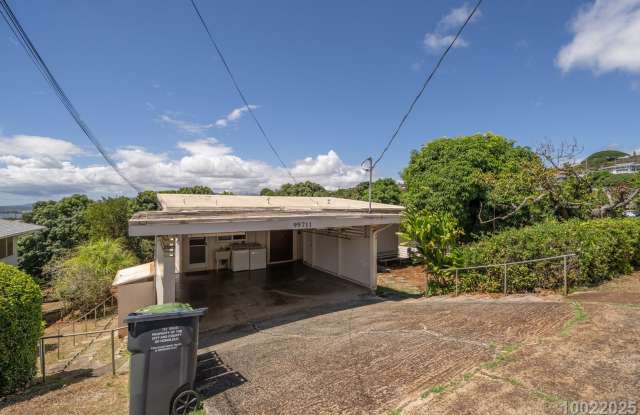Partially Renovated Upstairs 3 BD 1 BA home in Aiea ($400 off the first month’s rent if moved in by December 31, 2025) - 99-711 Halawa Drive, Halawa, HI 96701