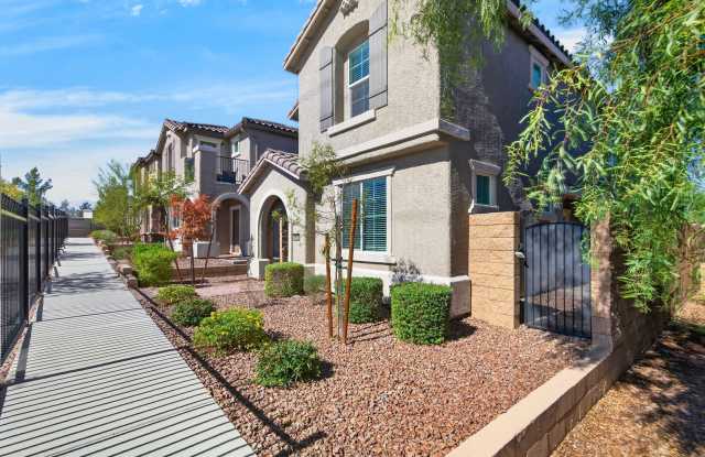 MOVE-IN READY! AMAZING 3-BEDS 2.5 BATH 2-CAR GARAGE HOME IN CENTENNIAL! Gallery 1