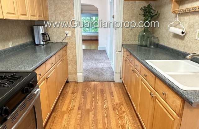 Linden Hills Upper Level Duplex, Sunroom, In Unit Laundry, Dishwasher, Garage Space Included Gallery 3