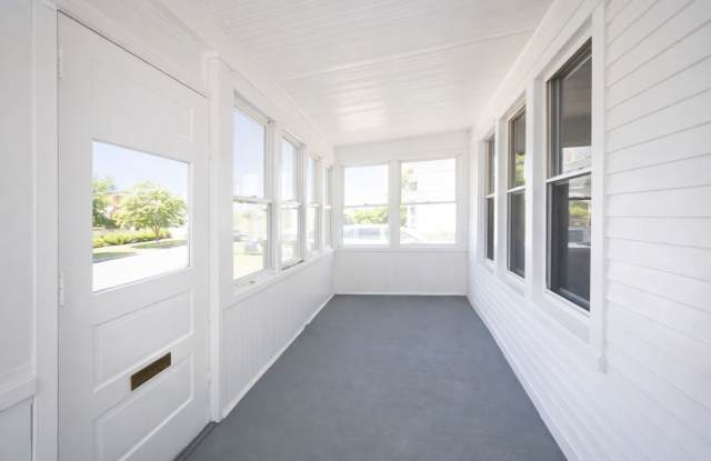 June Move In- 5 Bed Single Family House in Macgroveland - Newly updated basement and kitchen! Pet Friendly Gallery 3