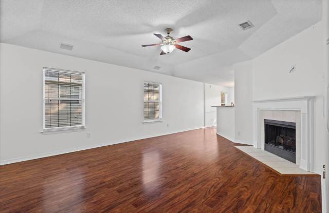 Three Bedroom in West Mobile Gallery 4