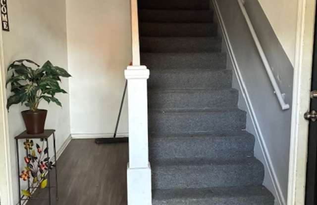 TWO BED ONE BATH APT ON CHESTNUT photos photos