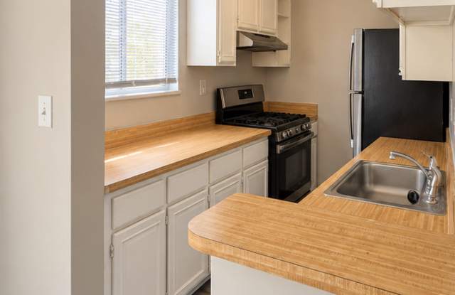 2026 Move-In Special – $500 Lease Signing Bonus! Top-Floor 2-Bedroom Condo in Southwest DC – $1,675/Month! Gallery 3