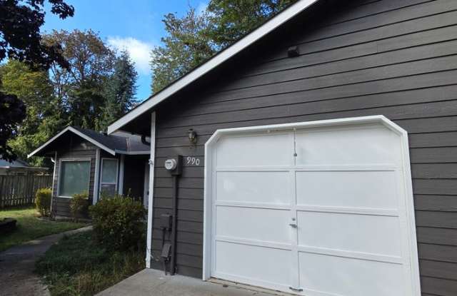Three-Bedroom Duplex in Port Orchard! New Carpet & Paint! Available Now! Gallery 4