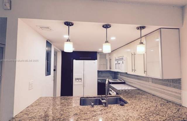 100 Lakeview Dr photos photos