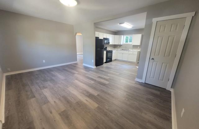 Recently Renovated 2 Bedroom, 1 Bathroom Home with Garage - 1816 Allison Avenue, Des Moines, IA 50314