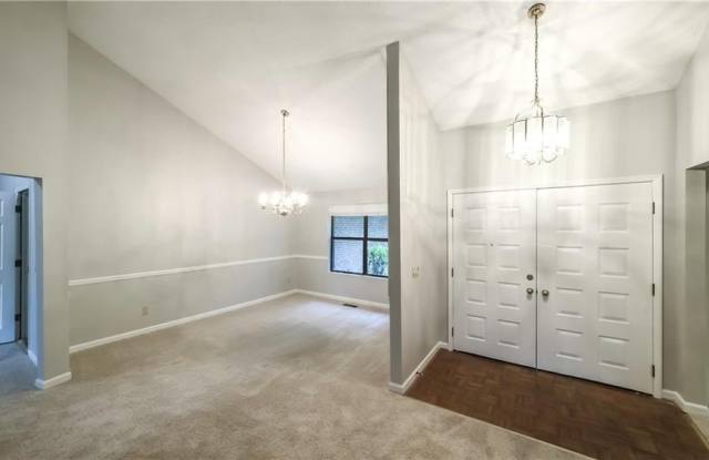 7012 S Pinewood Court Gallery 4