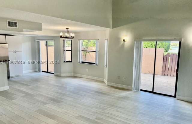 900 SW 113th Ter Gallery 1
