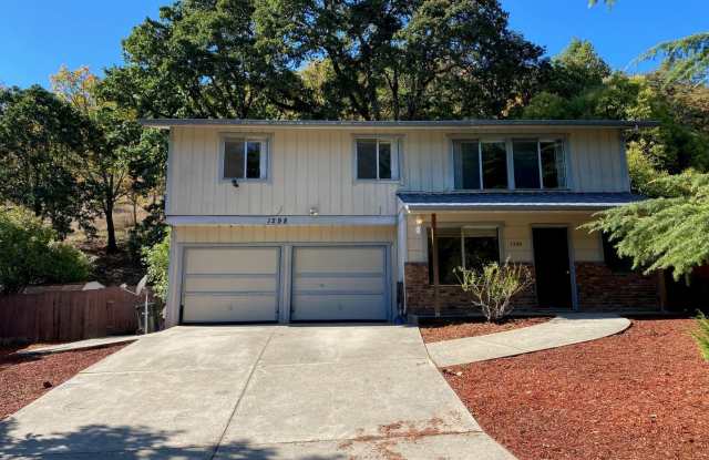 Great 2 Level Four Bedroom House! - 1298 Northeast Lincoln Street, Roseburg, OR 97470
