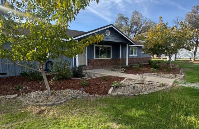 BEAUTIFUL 4 BED/3BATH IN REDDING WITH POOL AND 3 CAR GARAGE - 21421 Old 44 Drive, Shasta County, CA 96003