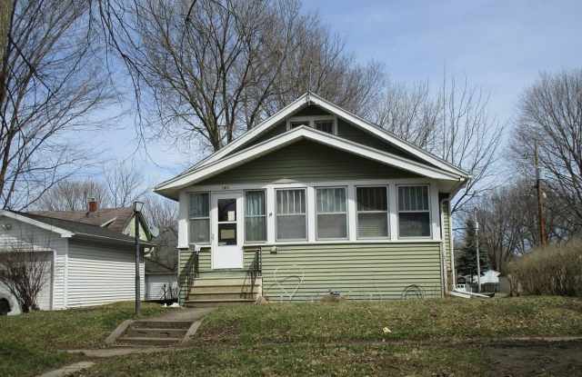 1411 W 6th St - 1411 West 6th Street, Waterloo, IA 50702