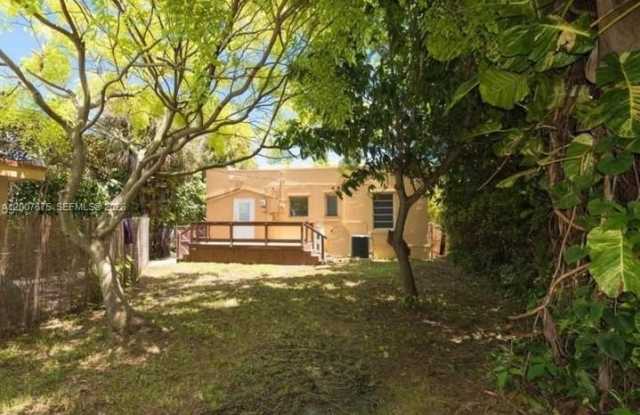 305 NE 2nd Ave photos photos