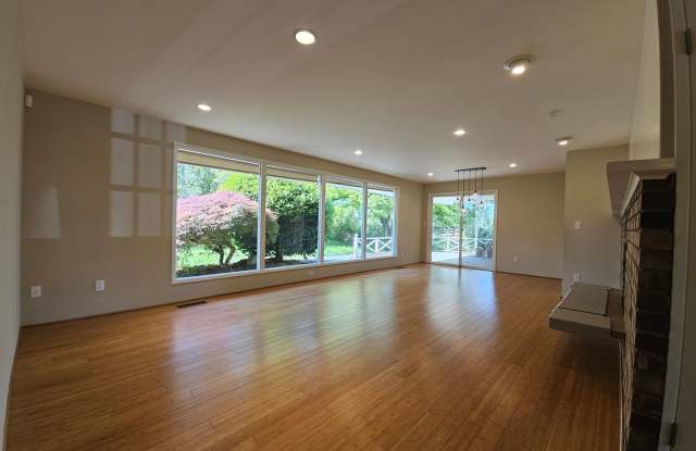 Beautifully Bellevue Rambler in Prime Location Gallery 4