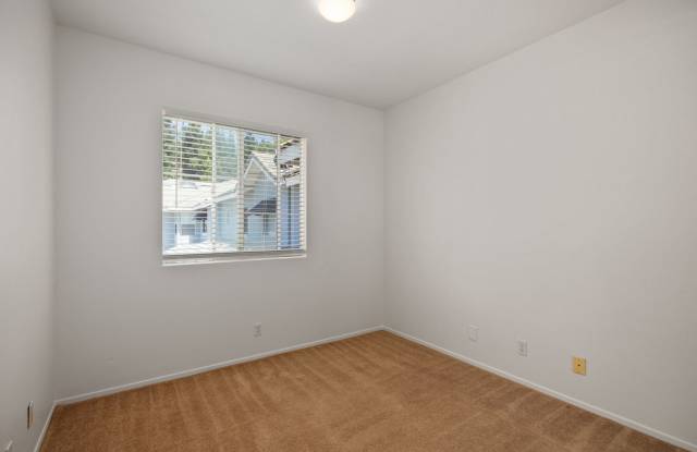 Welcome home to this cozy 2 bedroom townhome with attached garage in Aliso Viejo! - 19 Coronado Cay Lane, Aliso Viejo, CA 92656