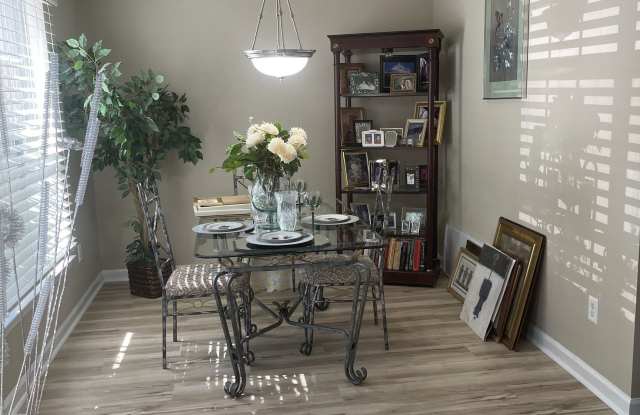 4911 Walden Lake Square Gallery 3
