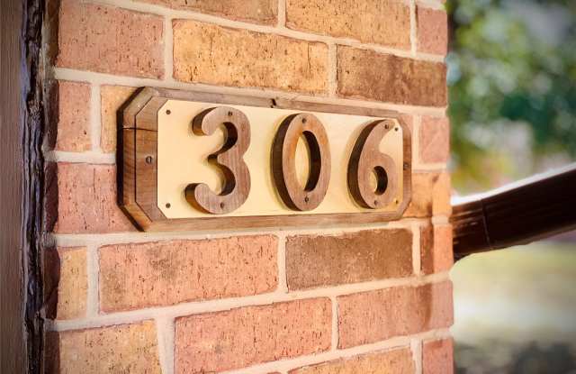 306 Pecan Street Gallery 2