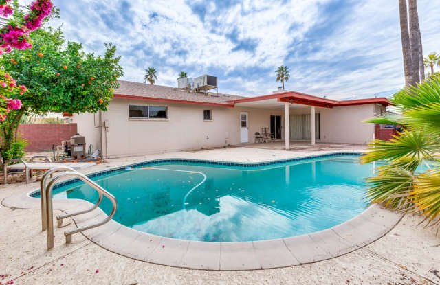 4 BEDROOM, 3 BATH HOME W/ 2 MASTER BEDROOMS, REMODELED KITCHEN, DIVING POOL - MINUTES FROM ASU! - 1722 East Broadmor Drive, Tempe, AZ 85282