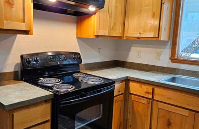 2Bd/1.5 Single Story House - Available to View! Gallery 3