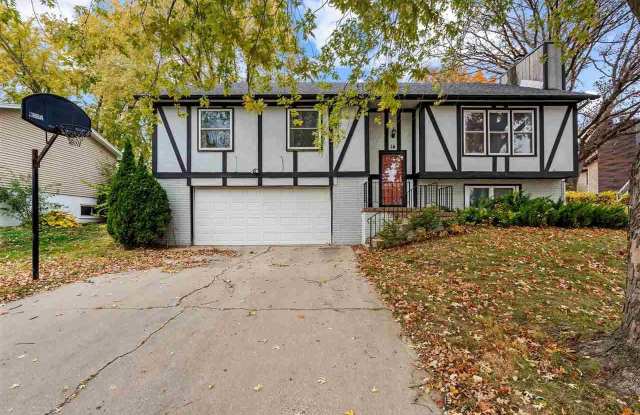 16 Penfro Dr - 16 Penfro Drive, Iowa City, IA 52246