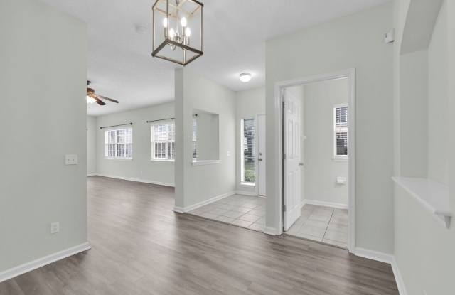 Bright and Spacious Townhome in Gate Community Gallery 4