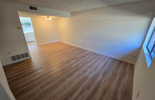 Spacious townhome in a well-maintained El Cajon complex Gallery 3