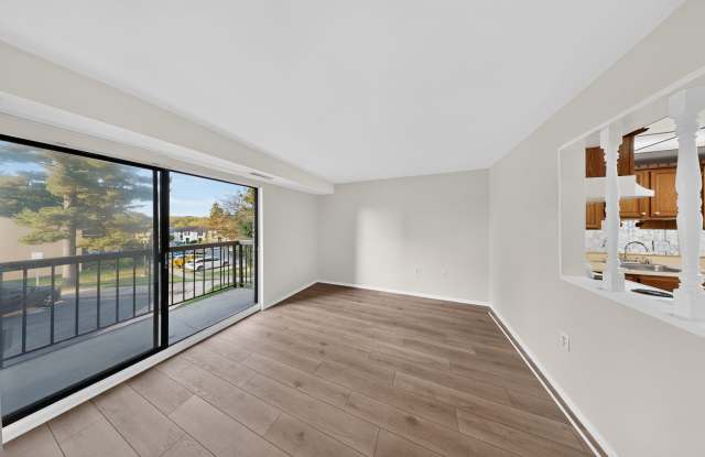 BEAUTIFUL RENOVATION! Spacious and Bright 2Bedroom/2Bath + Den - Corner Unit! Gallery 3