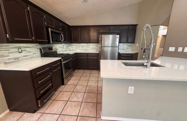 Beautiful 3 Bedroom, 2 Bathroom, 3 Car Garage Gallery 4
